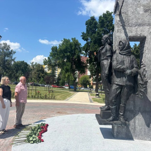 Возложение цветов к памятному знаку участникам Минского подполья времён Великой Отечественной войны