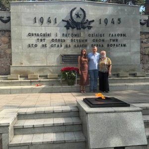 Возложение цветов в мемориальном комплексе «Масюковщина»