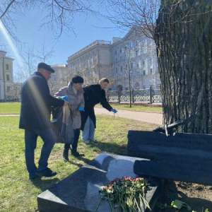 Адвокаты убрали прилегающую территорию возле мемориала, расположенного в Александровском сквере в г.Минске Адвокаты убрали прилегающую территорию возле мемориала, расположенного в Александровском сквере в г.Минске