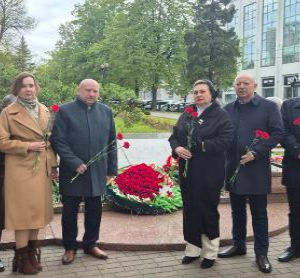 Адвокаты возложили цветы к братской могиле на бульваре Толбухина
