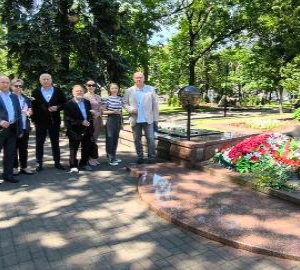 Адвокаты возложили цветы к братской могиле на бульваре Толбухина