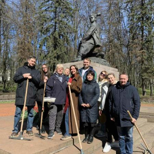 Адвокаты приняли участие в уборке памятника и территории возле памятника Марату Казею  Адвокаты приняли участие в уборке памятника и территории возле памятника Марату Казею