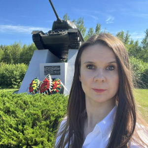Возложение цветов к Памятнику воинам-танкистам 219-й танковой бригаде Красногвардейского танкового корпуса 