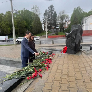 Возложение цветов к подножию монумента «Беларусь партизанская» 