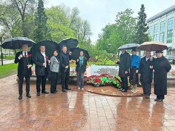 Возложение цветов к братской могиле на бульваре Толбухина