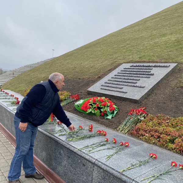 Возложение цветов к мемориальному комплексу "Курган Славы"