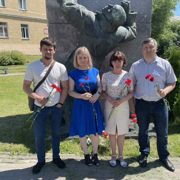  Цветы к мемориалу, посвященному узникам городской части Шталага.