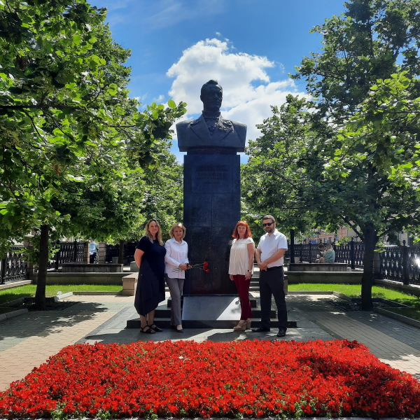  Цветы к бюсту Героя Советского Союза