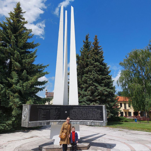 адвокат сециализированной юридической консультации г. Минска "БелЮрЗащита" совместно с членами своей семьи посетила Стелу в честь освободителей г. Пинска.