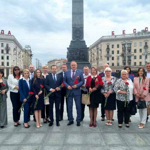 Цветы к монументу-обелиску на Площади Победы в Минске