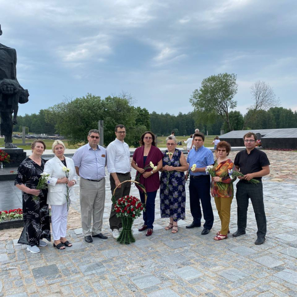 Возложение цветов в мемориальном комплексе «Хатынь»