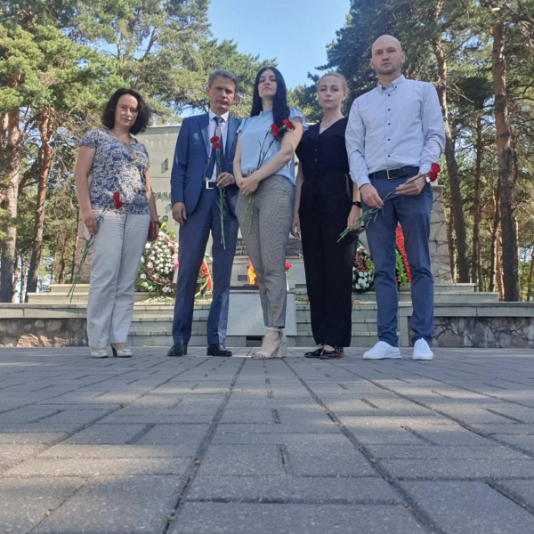 Цветы к мемориальному комплексу "Масюковщина"